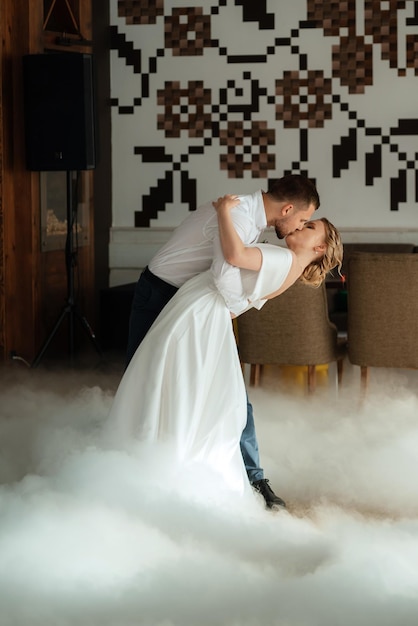 El primer baile de los novios dentro de un restaurante