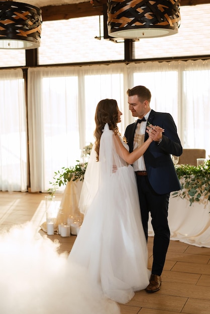 El primer baile de los novios dentro de un restaurante