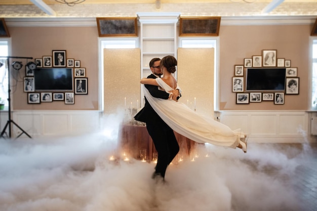 Foto el primer baile de los novios dentro de un restaurante