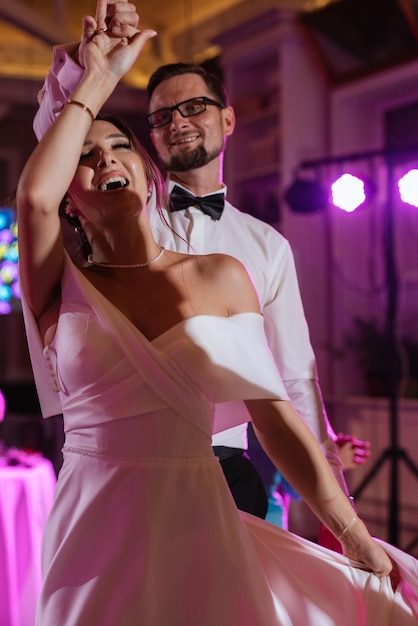 El primer baile de los novios dentro de un restaurante