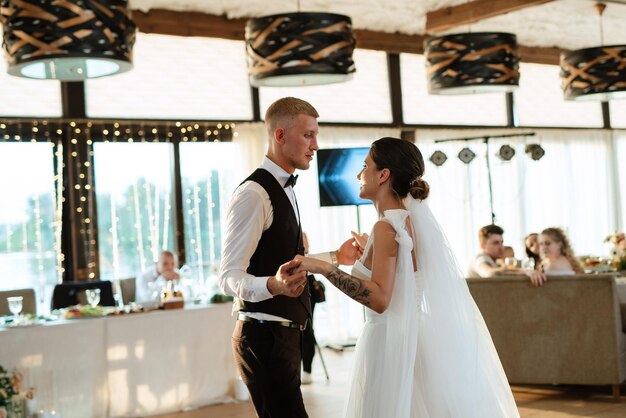 Foto el primer baile nupcial de los novios.