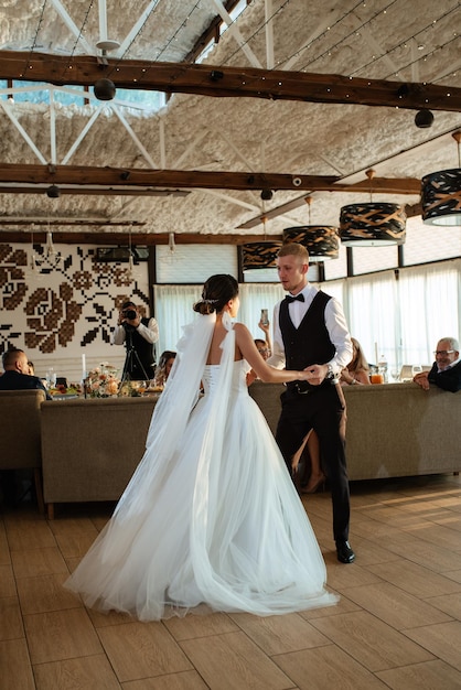 El primer baile nupcial de los novios.