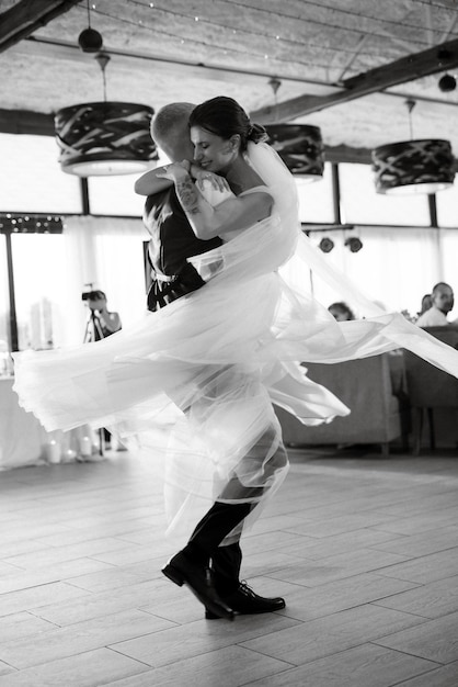 Foto el primer baile nupcial de los novios.