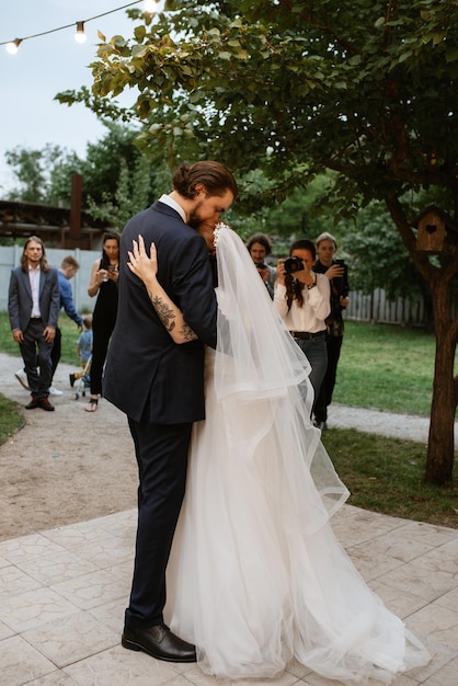 El primer baile nupcial de los novios.