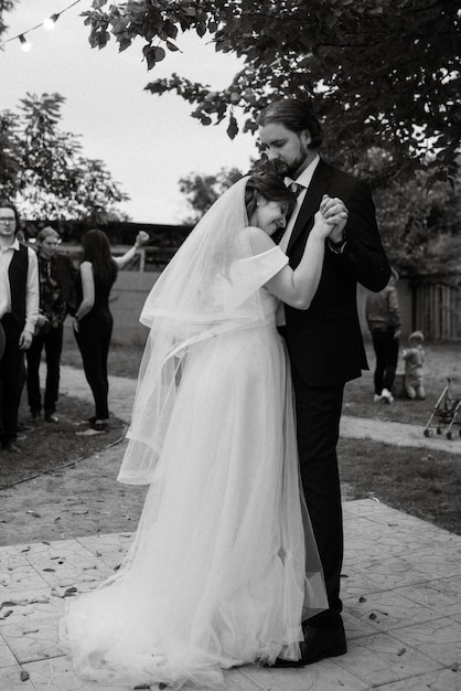 El primer baile nupcial de los novios.