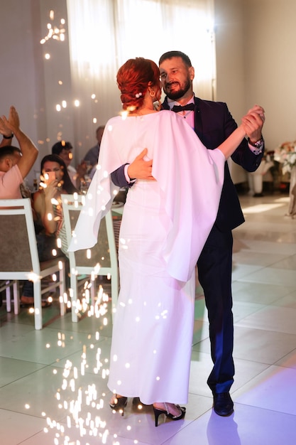 El primer baile nupcial de los novios.