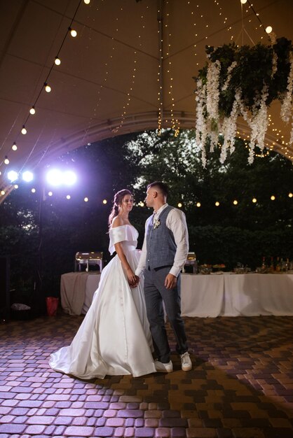 El primer baile nupcial de los novios.