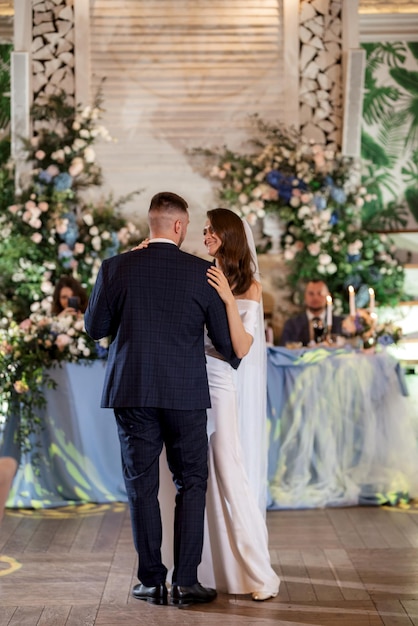 El primer baile nupcial de los novios.