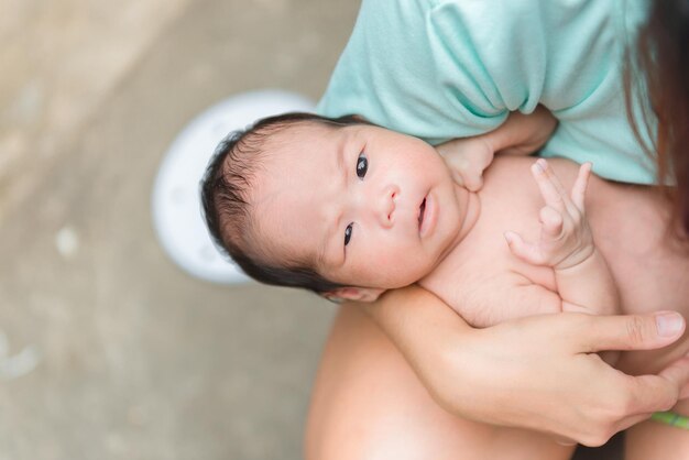 Primer bebé asiático antes de tomar una ducha