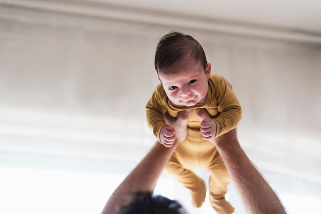 Foto primer bebé retenido por el padre