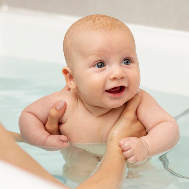 Primer bebé sonriente en la bañera