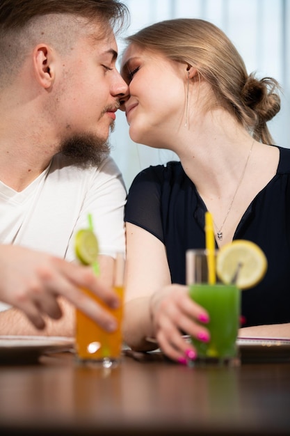 El primer beso de los jóvenes en una cita