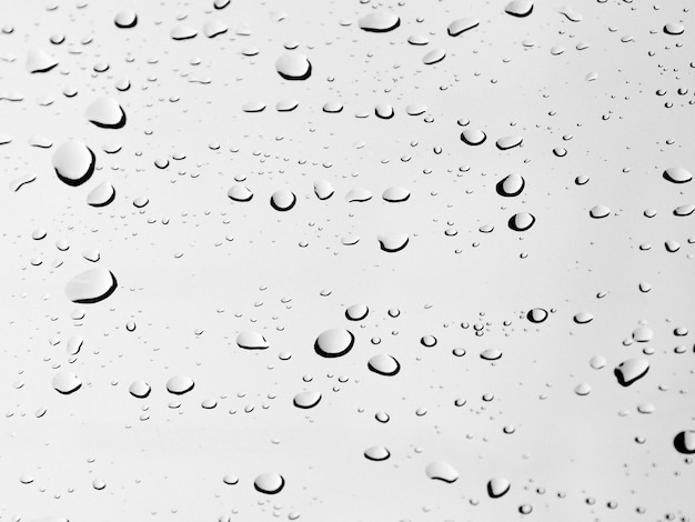 El primer cae el agua en el fondo de cristal