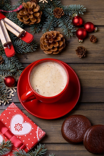 Foto primer café en taza roja y caja de regalo tarjeta de navidad