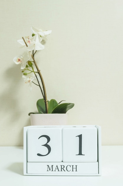 Primer calendario con palabra de 31 de marzo en el escritorio