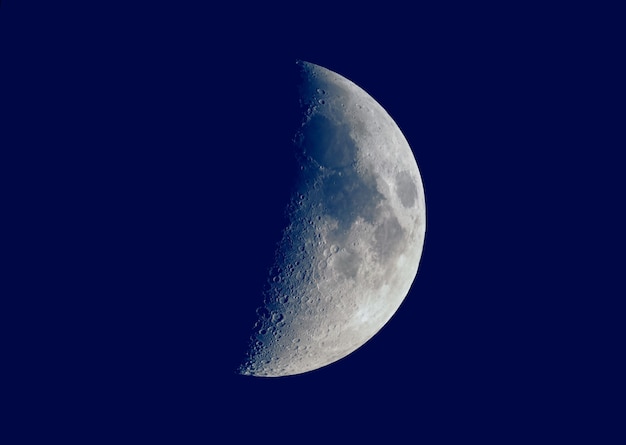 Primer cuarto de luna visto con telescopio