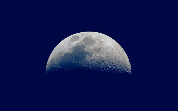 Primer cuarto de luna visto con telescopio