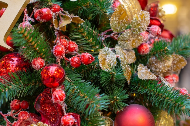 Primer en la decoración del árbol de navidad sobre fondo festivo