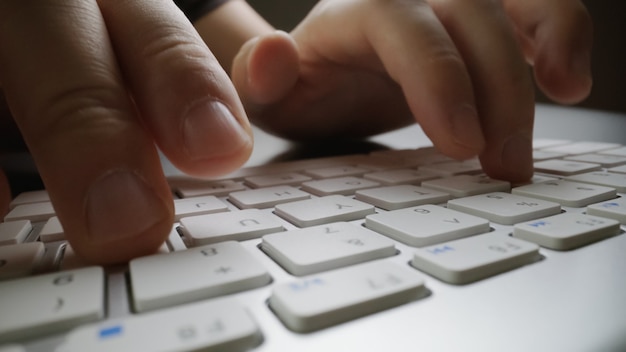 Primer dedo de enfoque suave escribiendo en el teclado.