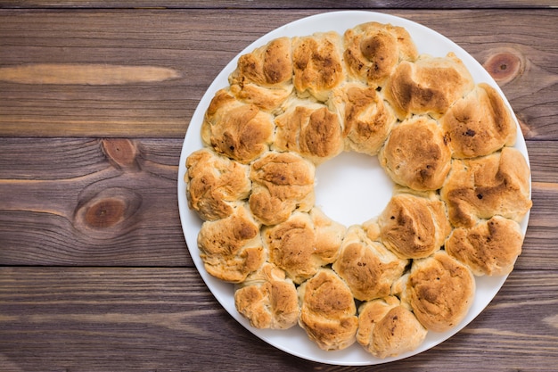 Primer delicioso del pan de mono en una placa en una tabla de madera. Vista superior. Copia espacio