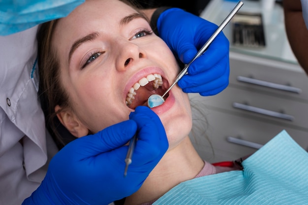 Primer dentista realizando tratamiento