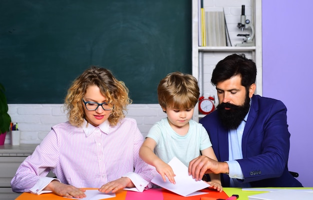 Primer día en la escuela día familiar alumno de la escuela primaria estudio en clase colegial lecciones escuela