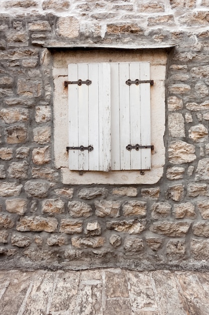 Primer disparo de contraventanas blancas en edificio antiguo