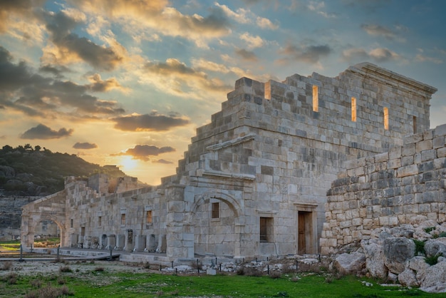 El primer edificio parlamentario del mundo. Ciudad antigua de Patara de Turquía.