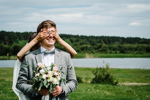 El primer encuentro es de recién casados en un campo verde al aire libre