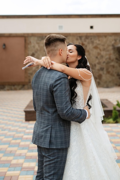 El primer encuentro de los novios en el patio del hotel