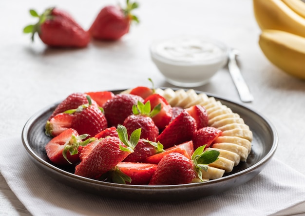 Primer de la ensalada de las fresas y de los plátanos.