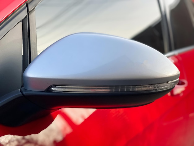 Primer espejo de coche para ver los puntos ciegos de un coche rojo detalles del coche