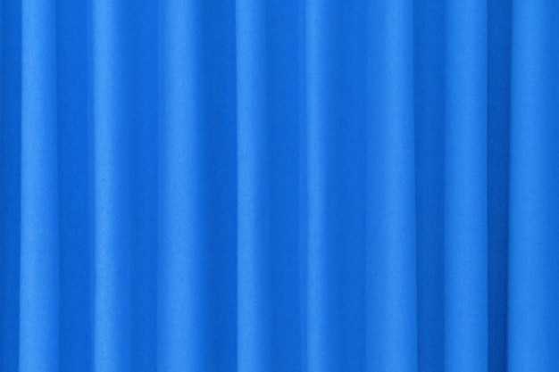 Primer extremo del fondo azul de la cortina cerrada.