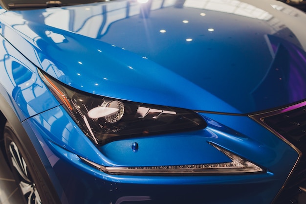 Primer faros de primer plano de carrocería azul. cuerpo gris