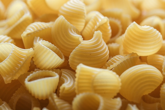 Primer fondo de macarrones secos. Fondo de cocina con textura de alimentos.