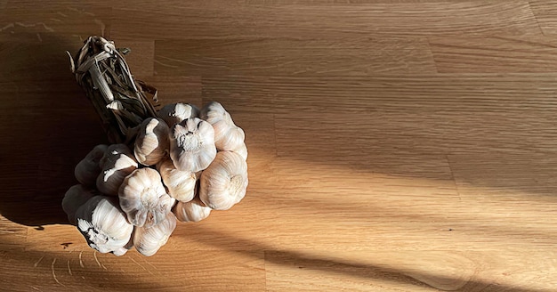 Primer grupo de ajo en la mesa de madera con espacio de copia