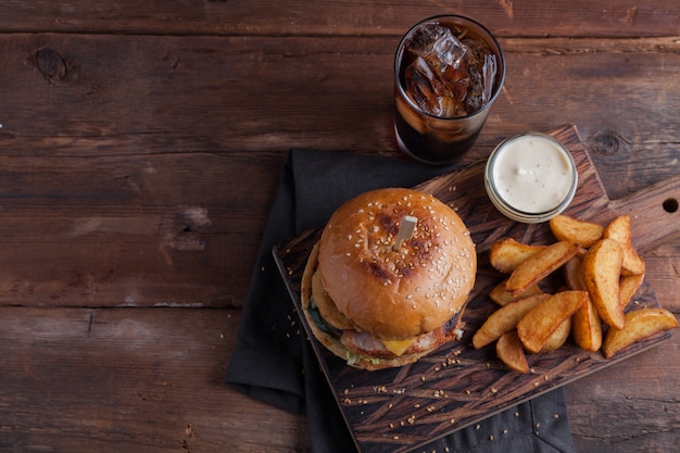 Primer de una hamburguesa sabrosa con bocados.