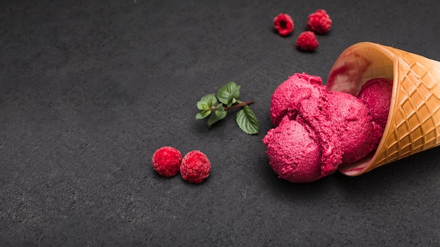 Foto primer helado con frutas