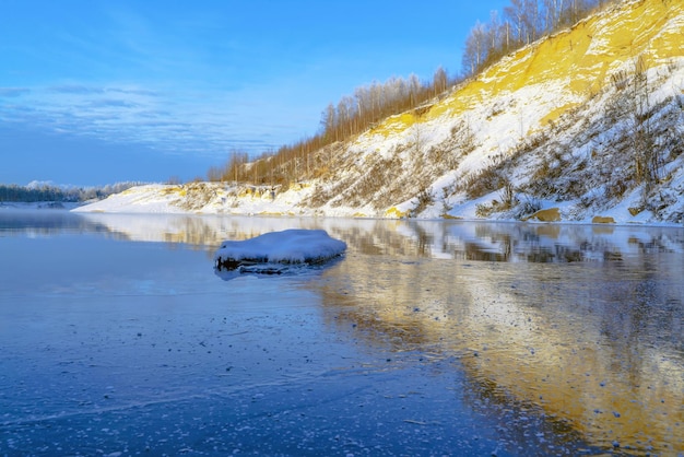 El primer hielo en el estanque a primera hora de la mañana helada