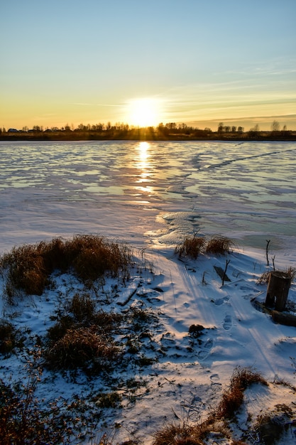 El primer hielo en el sol al atardecer.