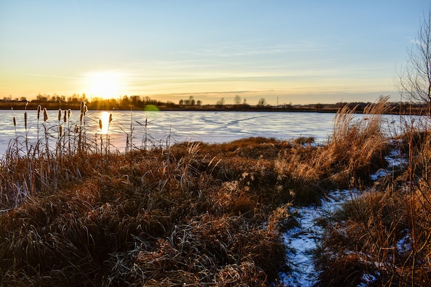 El primer hielo en el sol al atardecer.