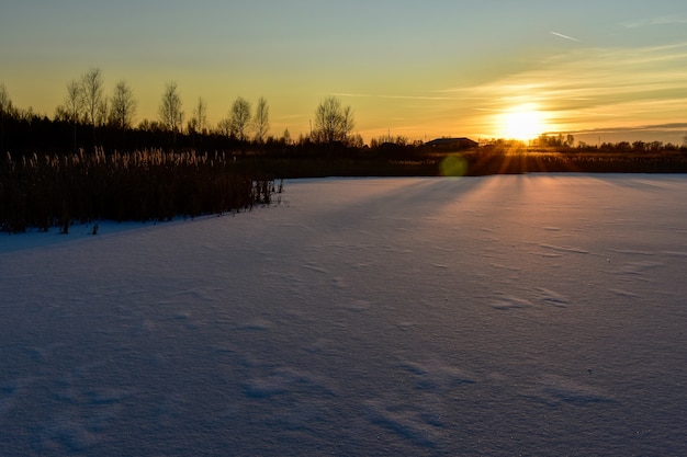 El primer hielo en el sol al atardecer.