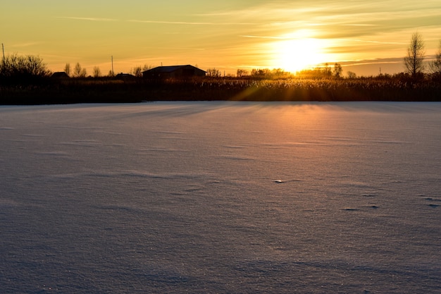 El primer hielo en el sol al atardecer.