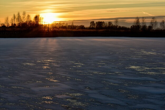 El primer hielo en el sol al atardecer.