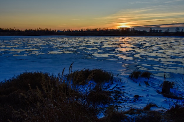 El primer hielo en el sol al atardecer.