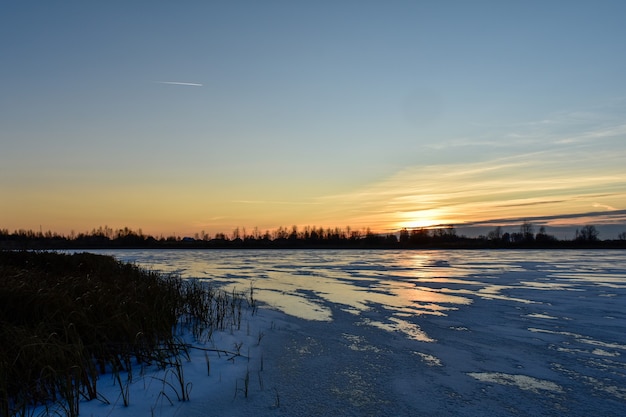 El primer hielo en el sol al atardecer.