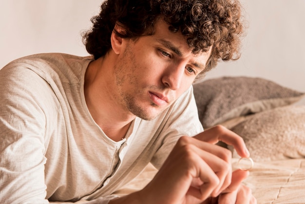 Foto primer hombre mirando el anillo de bodas