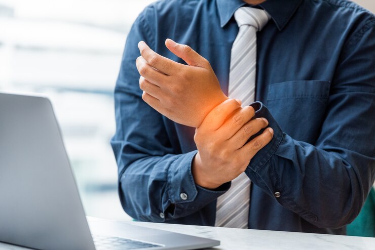 Primer hombre de negocios con dolor en la muñeca.