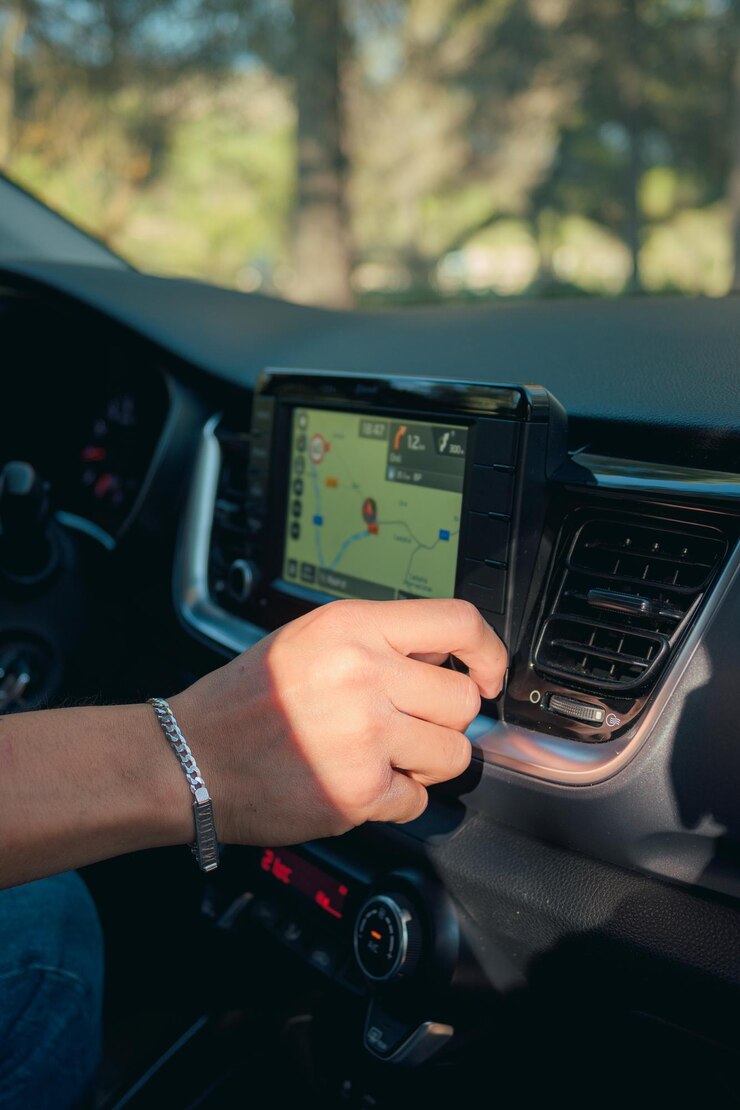 Primer de un hombre que toca los botones en la pantalla de un coche