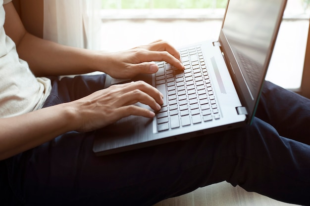 Primer hombre trabajando de forma remota en casa Hombre escribiendo en la computadora portátil o computadora